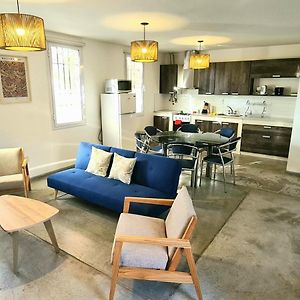 Modern house with garden close to Arístides